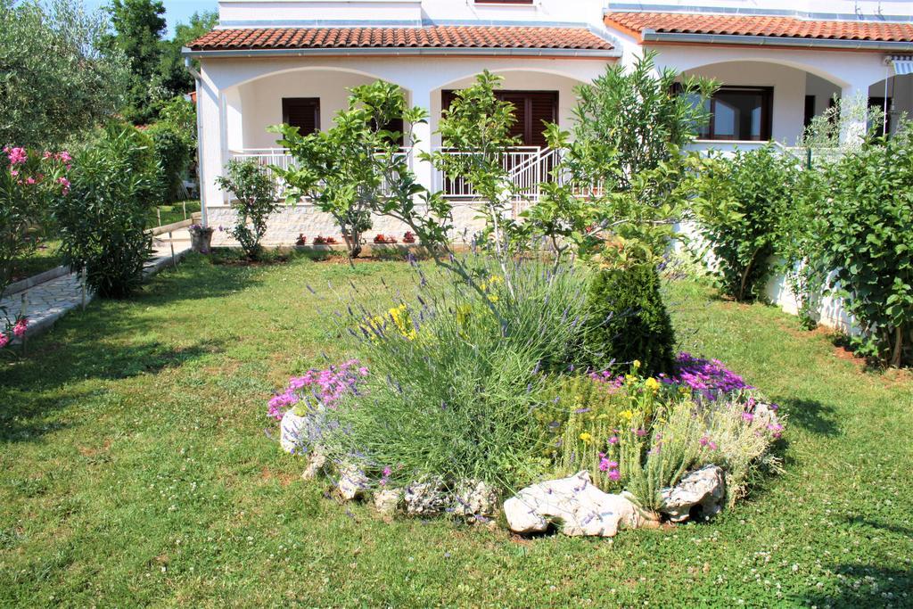 Holiday Home Magnolia Tar-Vabriga ภายนอก รูปภาพ